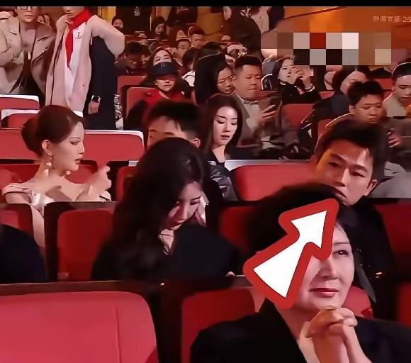 欧豪这一眼，藏了多少没说出口的牵挂！

微博典礼上，镜头抓个正着——马思纯坐在左