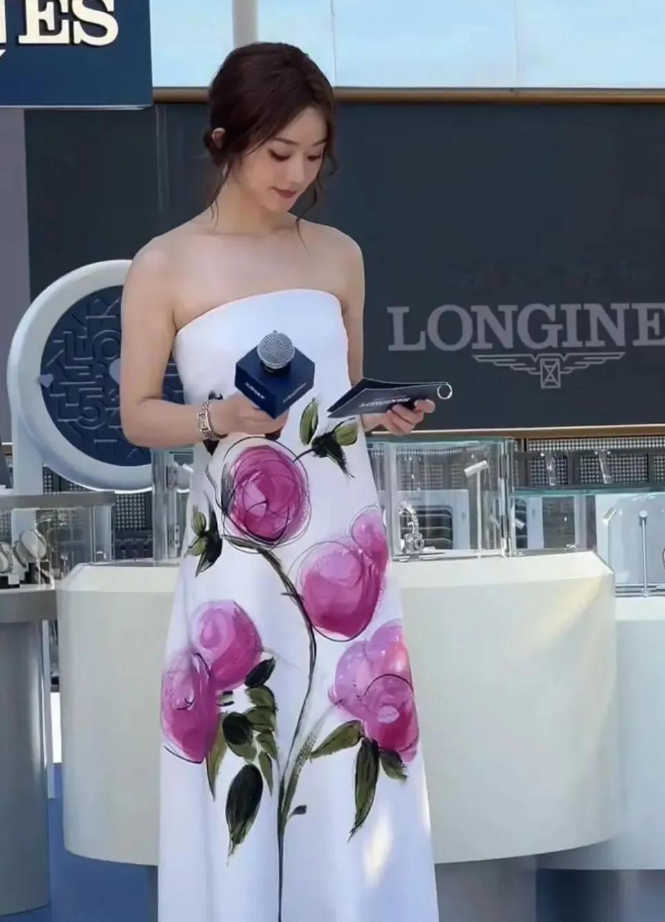 红玫瑰大花朵白色礼服，赵丽颖与模特谁更美？