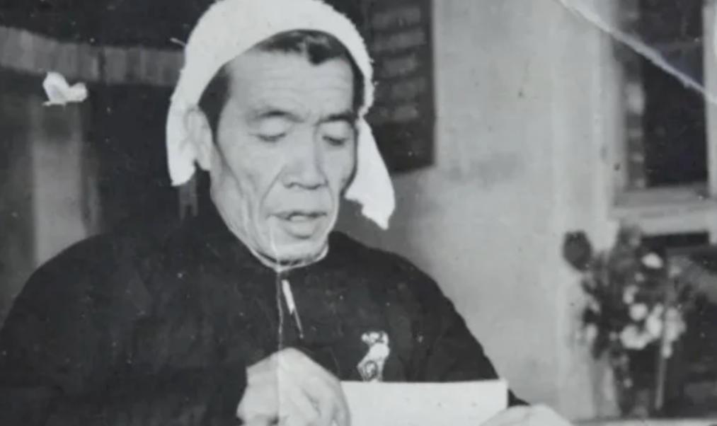 1979年，在全国政协会议上，农业部副部长杨显东，批评坐在主席台上的副总理陈永贵