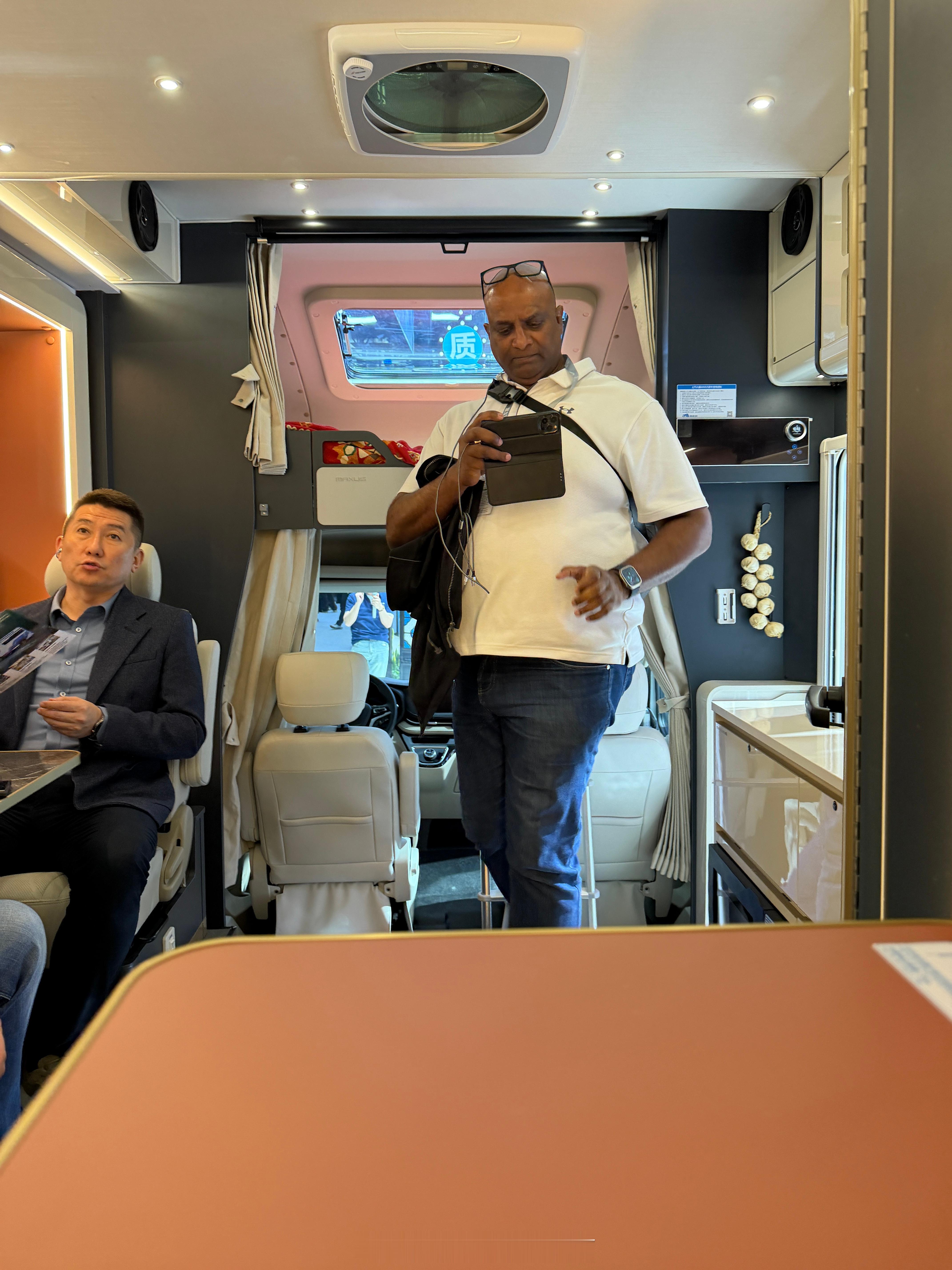 北方冬季，磷酸铁锂电池耗电速度远超过三元锂电，个人真实体验，因为两个电池的车我都