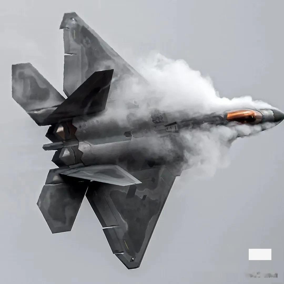  F-22战斗机的隐身性能、灵敏性、精确度和态势感知能力结合，组合其空对空和空对