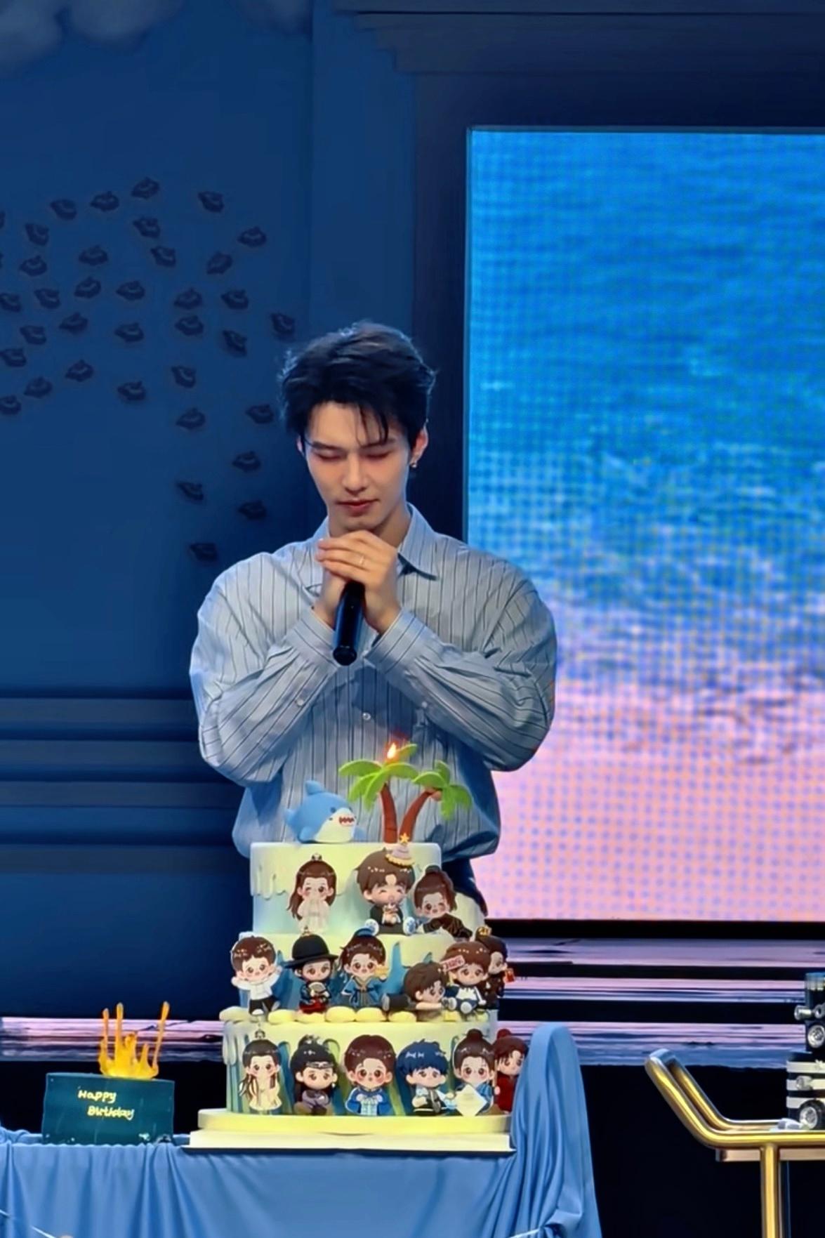 何与0826生日快乐生日快乐[蛋糕]今天许的所有愿望都能实现[比耶]何与生日会 