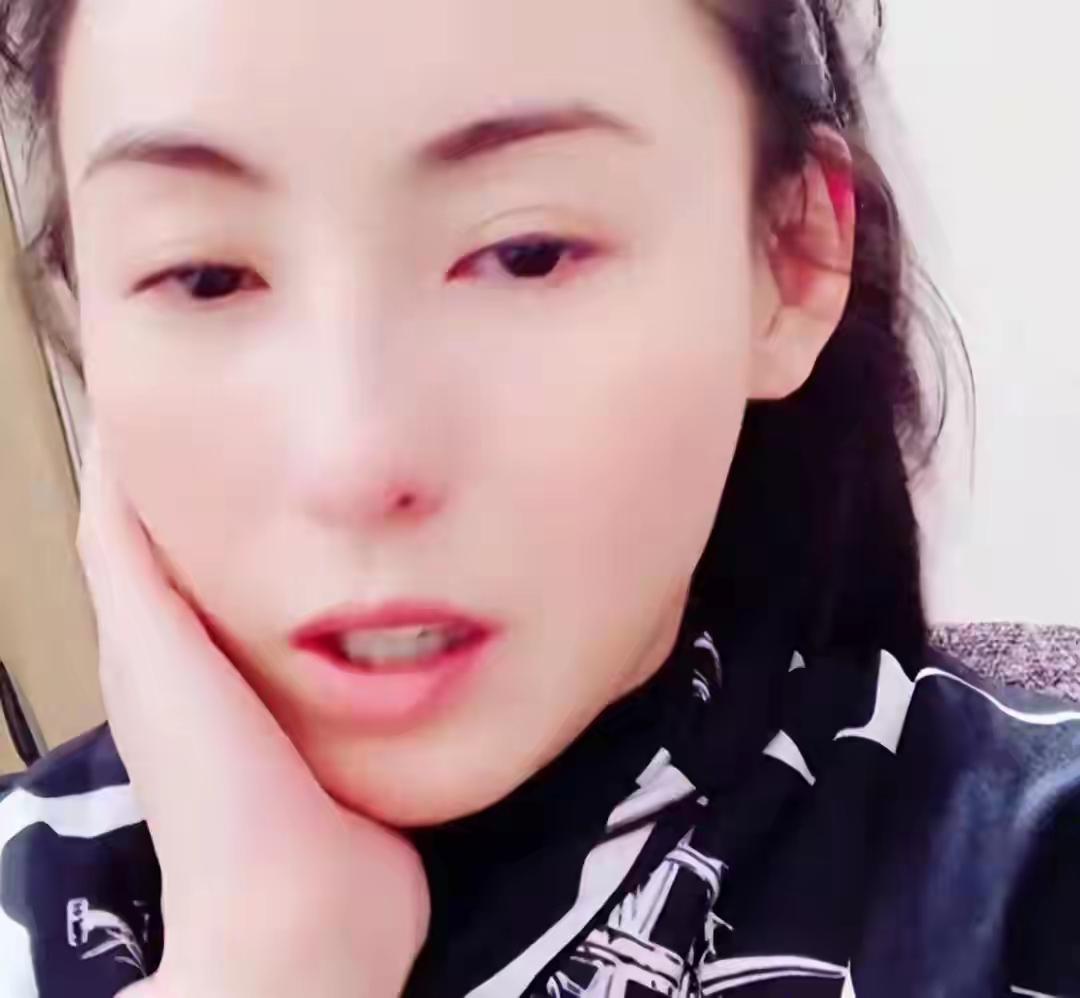 啥情况?
张柏芝怎么突然立遗嘱了?
看她的照片，状态有些差，跟从前判若两人！
据