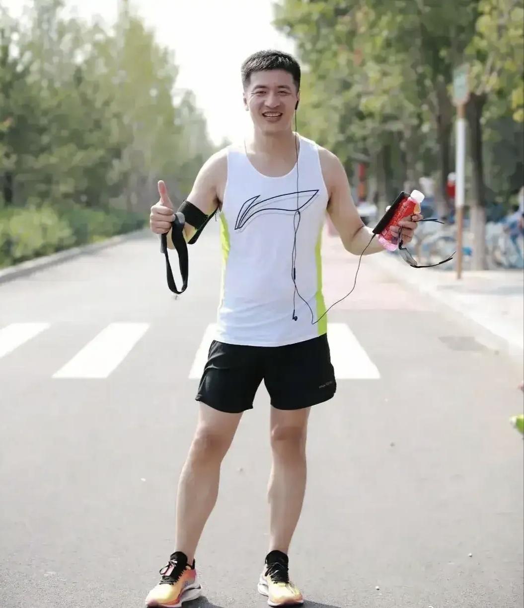 张雪峰岂止是一代人的记忆？起码承接了两代人。10岁以上的孩子谁没看到过他？中年人