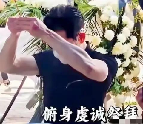 天王郭富城尽显暖心与接地气，专程陪同妻子方媛返乡奔丧。他全程相伴左右、贴心护妻，
