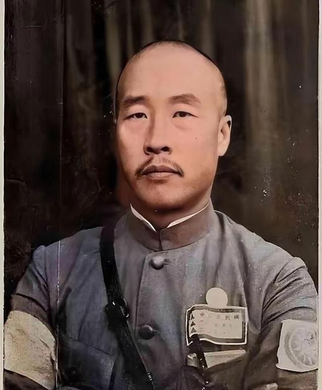 1937年，韩复榘叫来手下五个师长，讨论是否和日本人合作，孙桐萱带头说：“韩主席