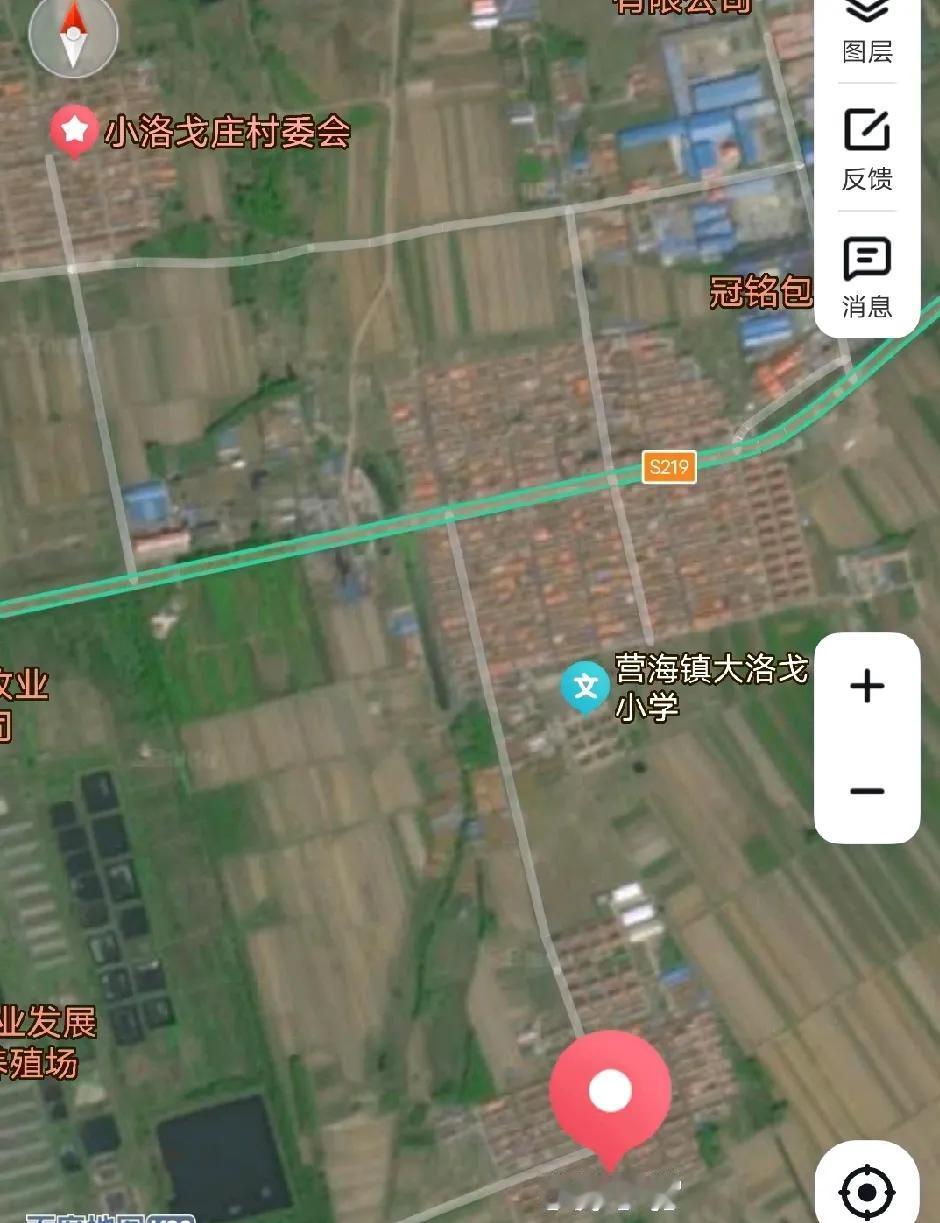 小滩子村位于青岛胶州市九龙街道办事处西南部，距办事处驻地6公里。东靠胶州湾高速路