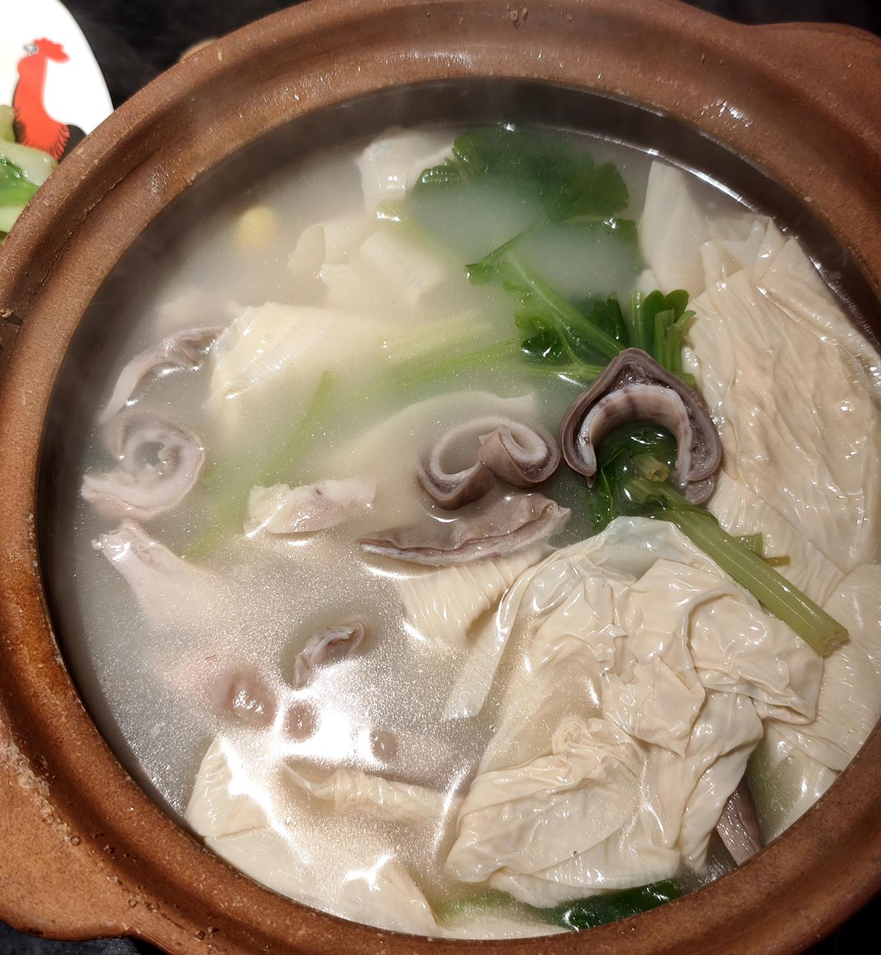 在广州，曾经有很多间食猪肚鸡的店，一般猪肚鸡汤是会放胡椒粉的，据说是对胃好，但我