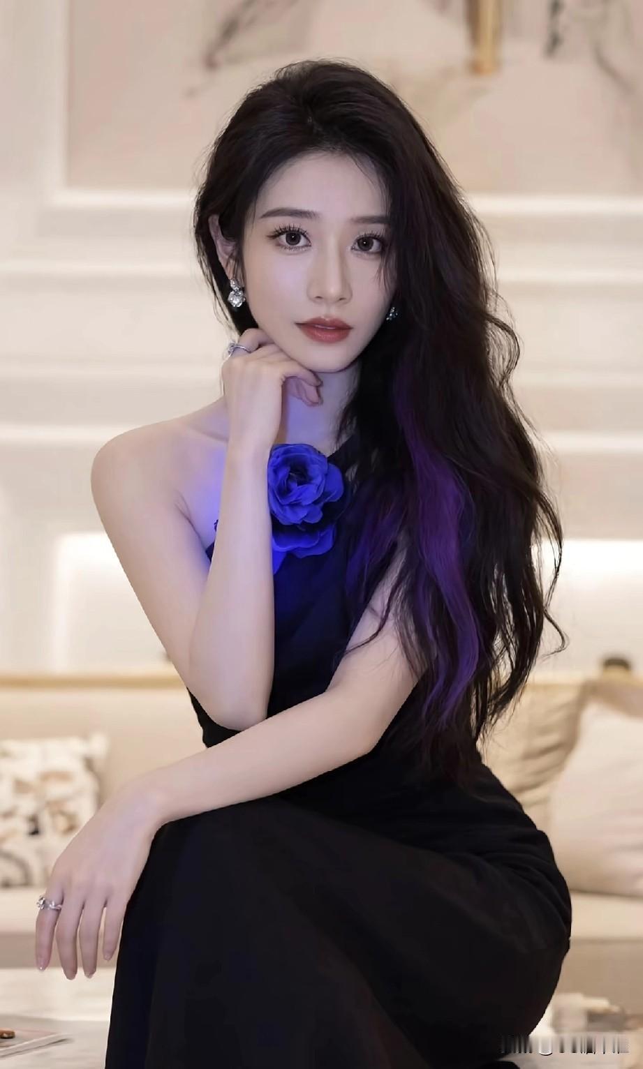 真没见过，真没见过，来来来，你说说你见过她干嘛了。
真没见过她穿正装～～难道这些