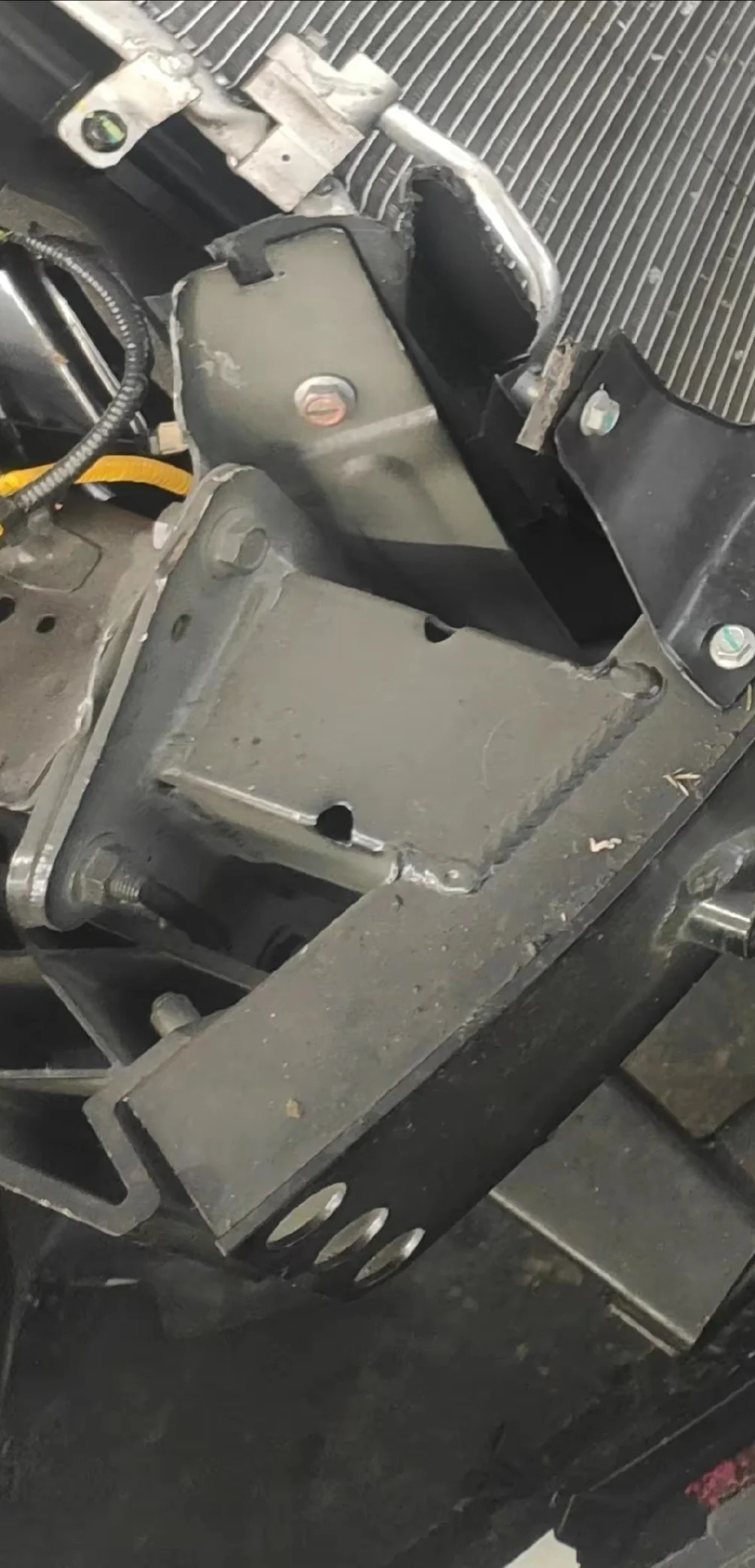 大家开了这么久的比亚迪汉，见到过它的防撞梁吗？今天让大家见识一下，是不是挺厚的？...