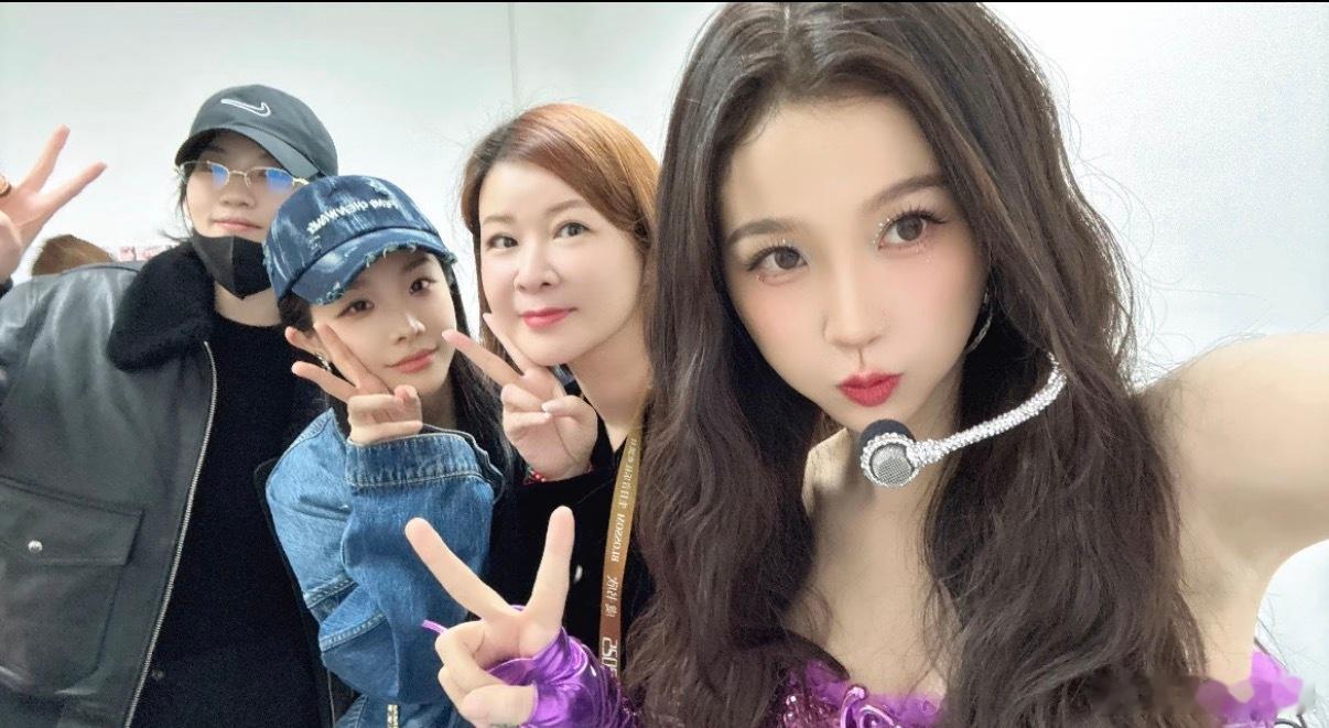 虞书欣喻言陆柯燃杜华合照虞书欣生日会来了好多朋友啊米西 陈芷琰 杜华 喻言 陆柯