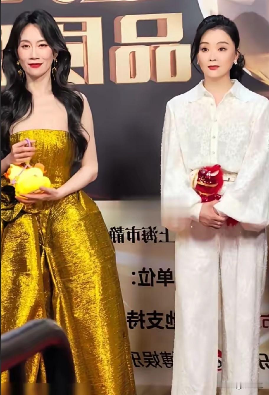 温峥嵘和王艳同框简直是视觉盛宴，两位大美人各有各的韵味。温峥嵘有着一种冷艳的美，