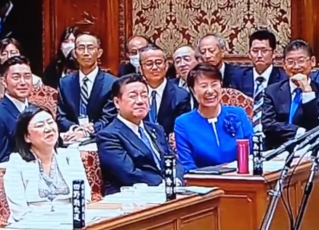 中方代表团登上北方四岛后，高市早苗想了一招转移焦点，一番话让整个众议院所有人笑翻