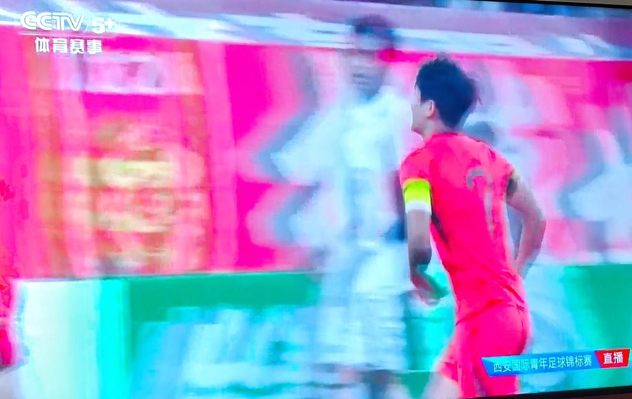 向余望进球了！接右路倒三角传球，中路打门！有了！
1：2，中国队扳回一球！
之后