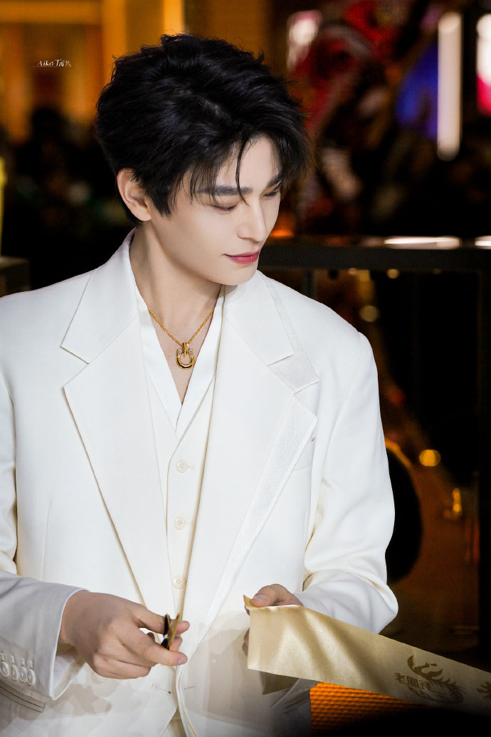 丁禹兮纯白西装套装look 丁禹兮老凤祥活动生图状态丁禹兮纯白西装套装look，