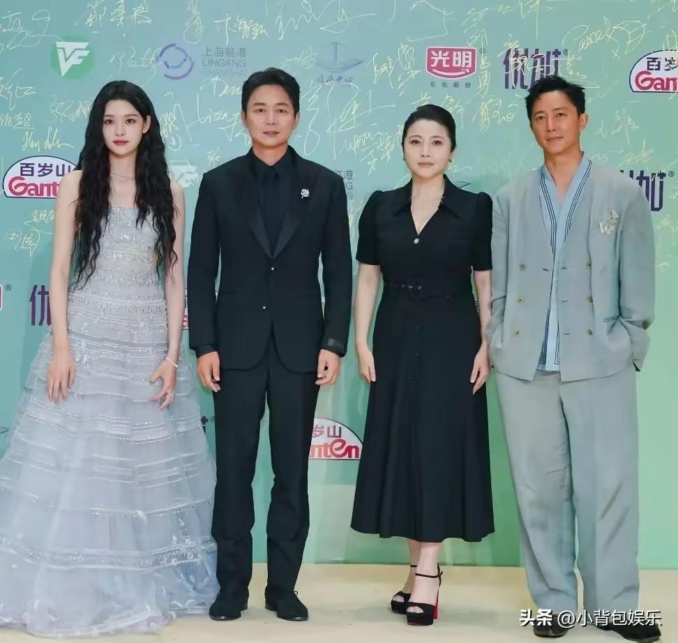 左边是刘奕君，右边是韩庚，站在他俩之间的是谁，仔细一看，原来是她，这气质挺好的。