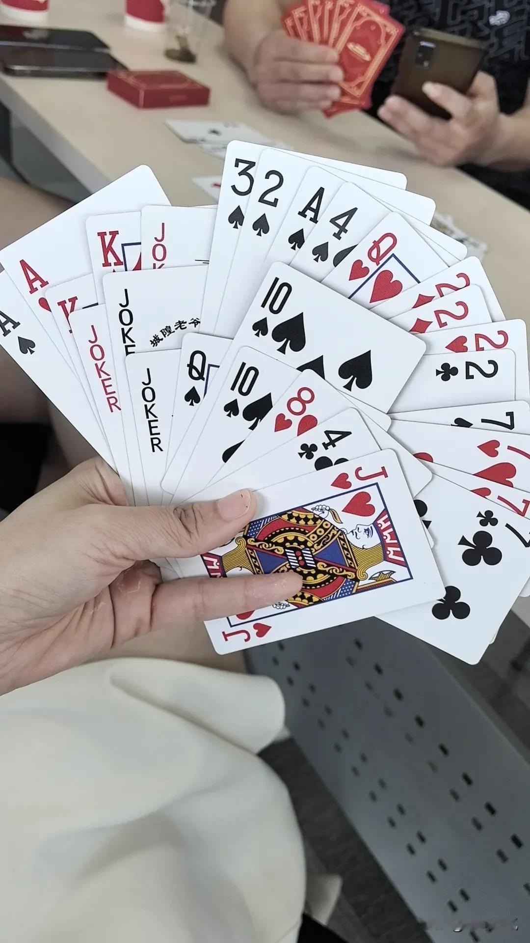 最近打掼蛋经常纠结一件事，就是当暂时领先的一方打A时，规则有两个版本：一种是头游