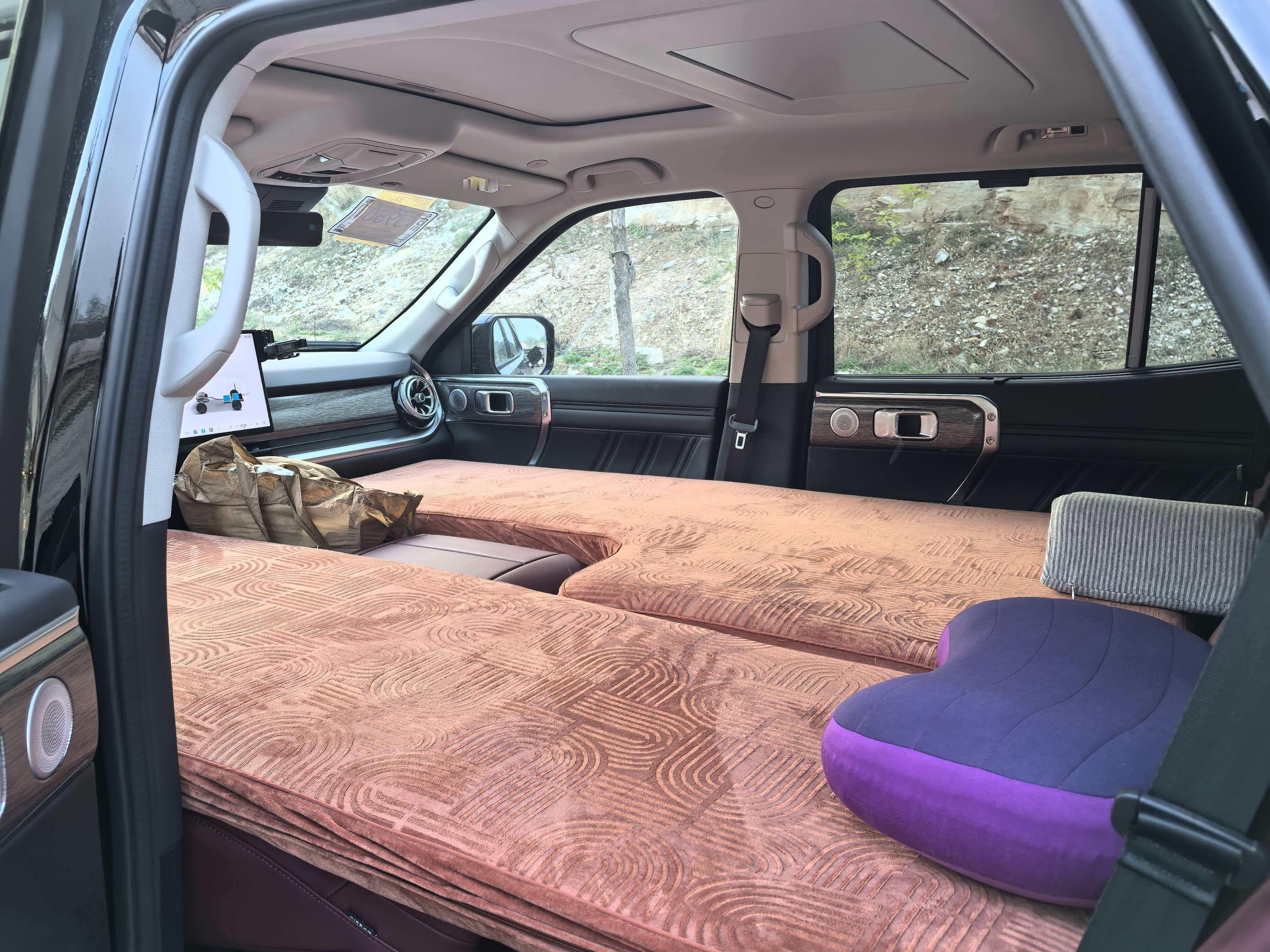 车内睡眠系统 在我的影响下，我身边玩露营的朋友，不管是开理想系，还是坦克400这