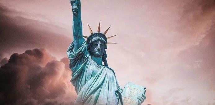张召忠预言或将成真？一旦美国走向没落，这2亚洲国将一较高下！

在历史的长河中，