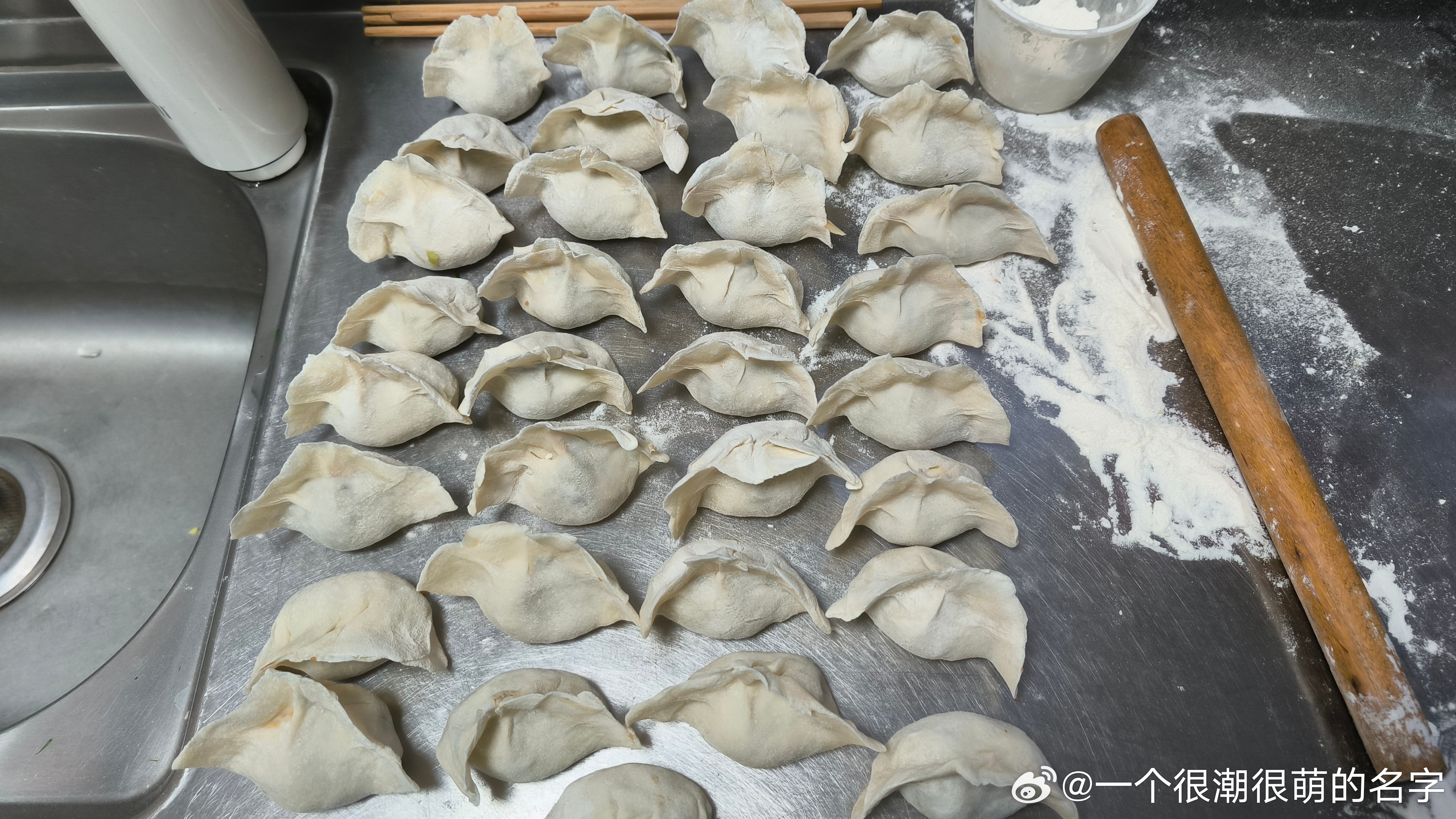 包完了。两盘，饺子个大，吃了12个。 