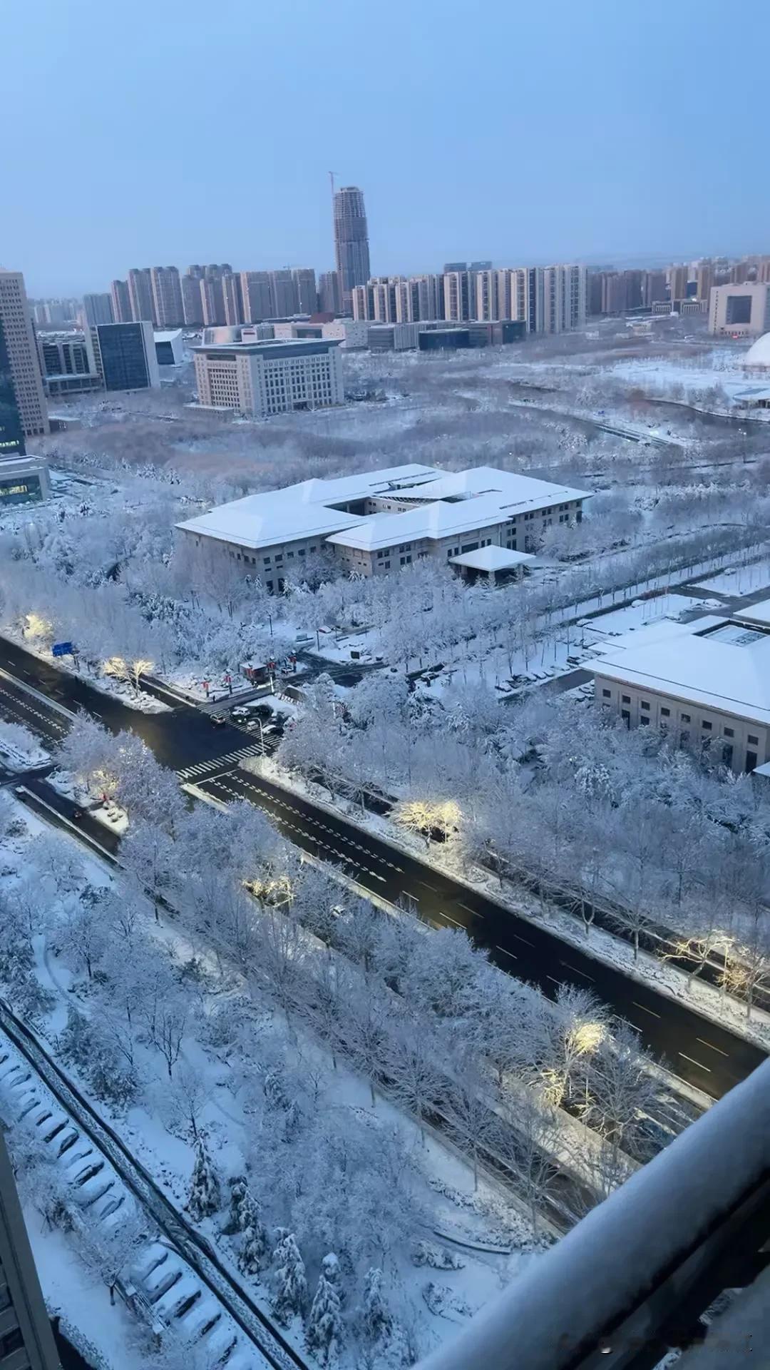 早春，祖国的南北感受着自然的爱。
北方，银装素裹，晚来的雪白了大地。
南方，烟雾