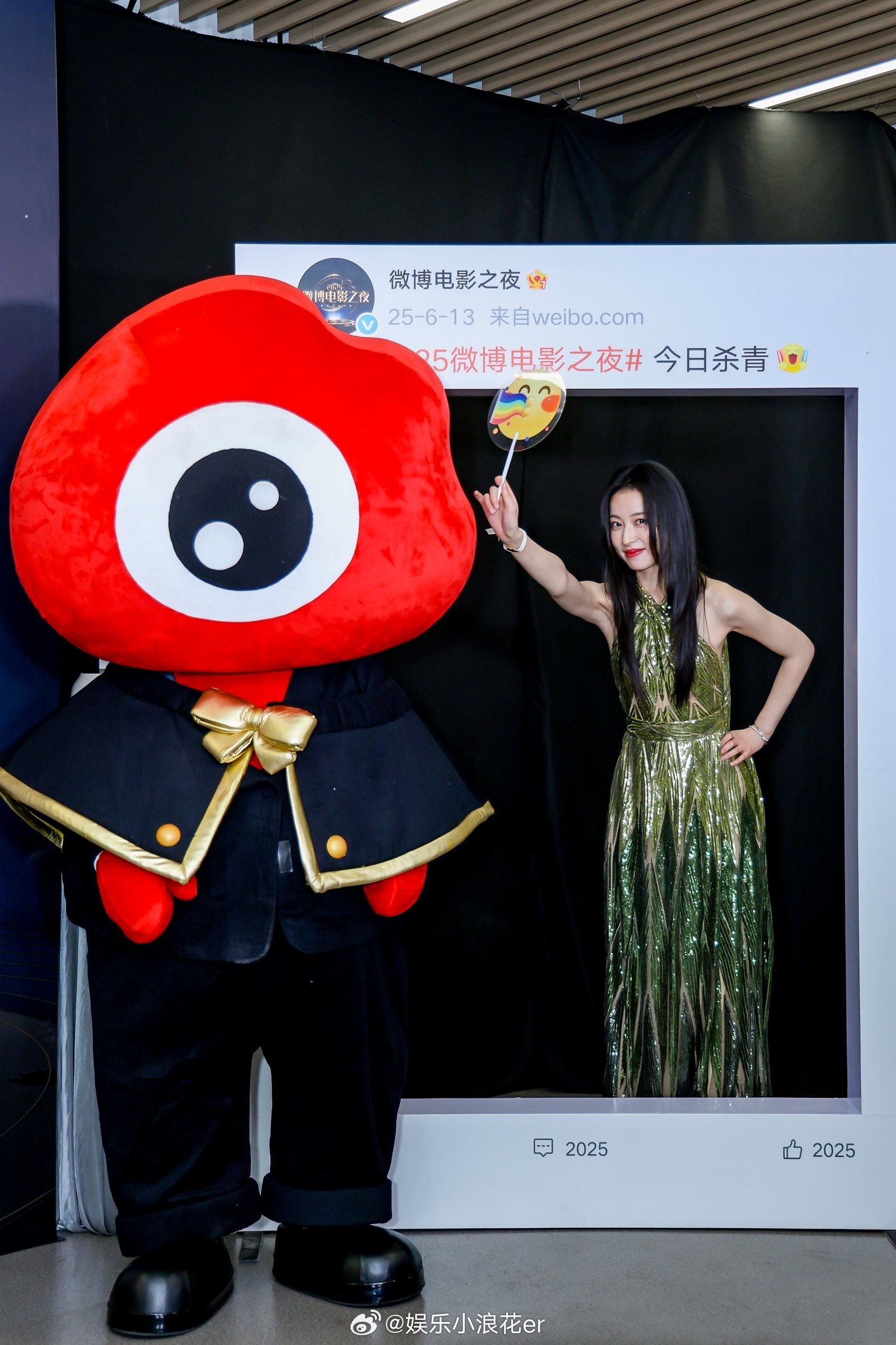 周雨彤微博电影之夜下班图周雨彤下班生图好美 美丽周姐下班咯~ 周雨彤[超话] ​