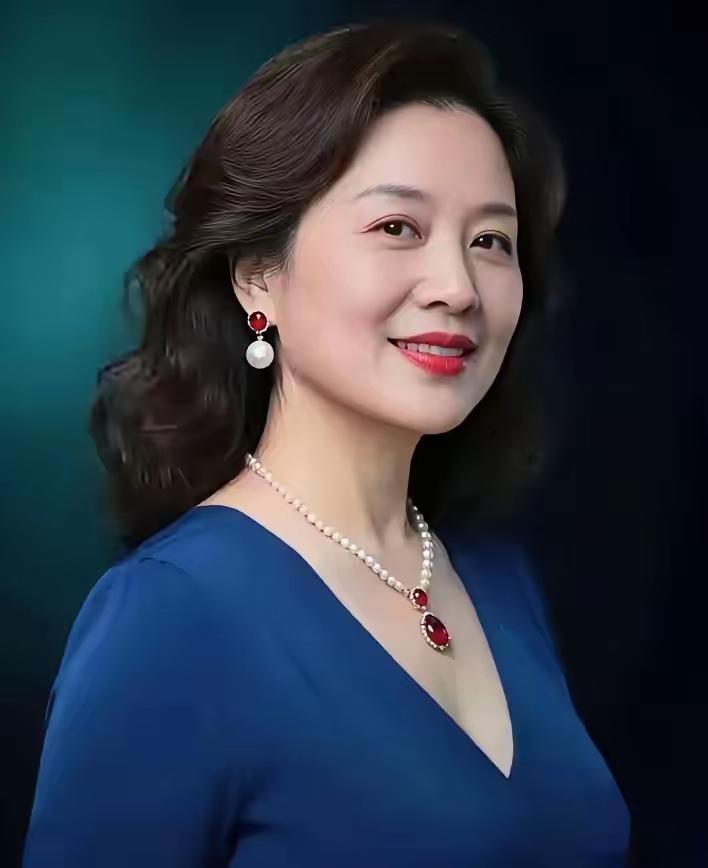 岁月匆匆，不败美人。
心若年轻，岁月不老。
优雅端庄，温婉贤淑。
徐娘半老，风韵