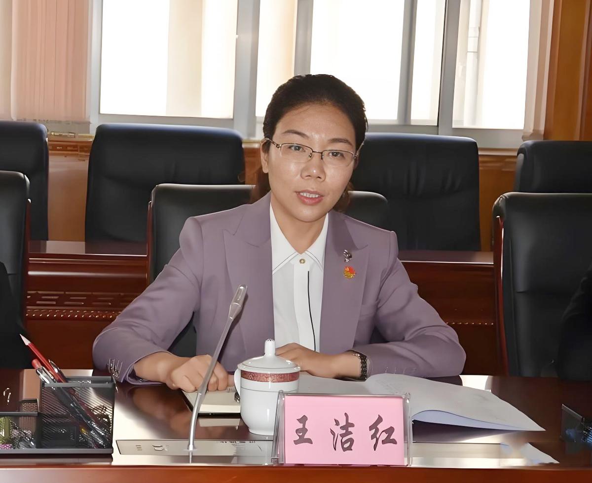 广西贵港市平南县的王洁红是我的小学老师，以前我们一家住在广西平南县麻纺厂，我在麻