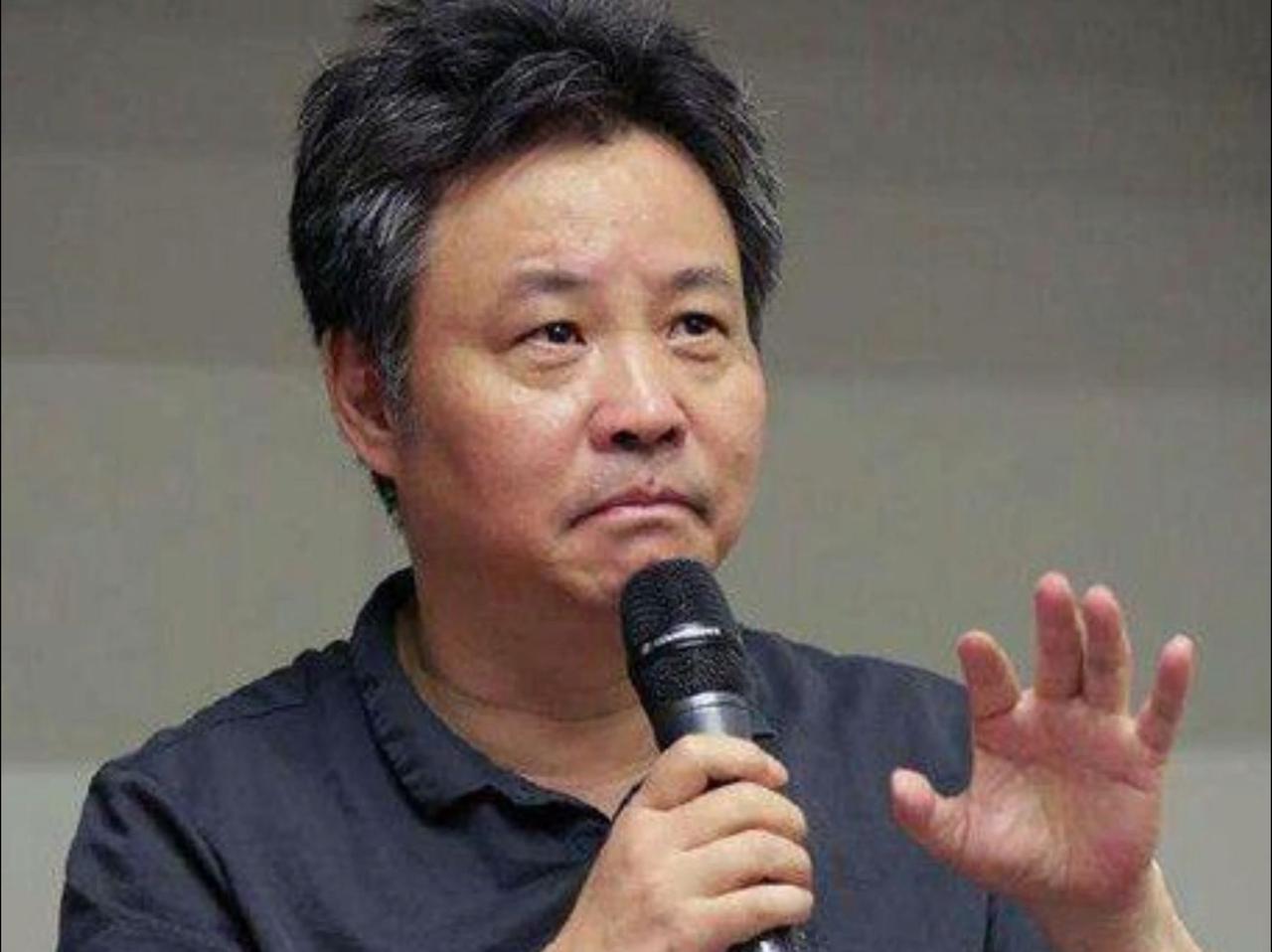 余华曾说过：“当你压力大到快要崩溃的时候，不要跟别人讲，也不要觉得自己委屈，没有