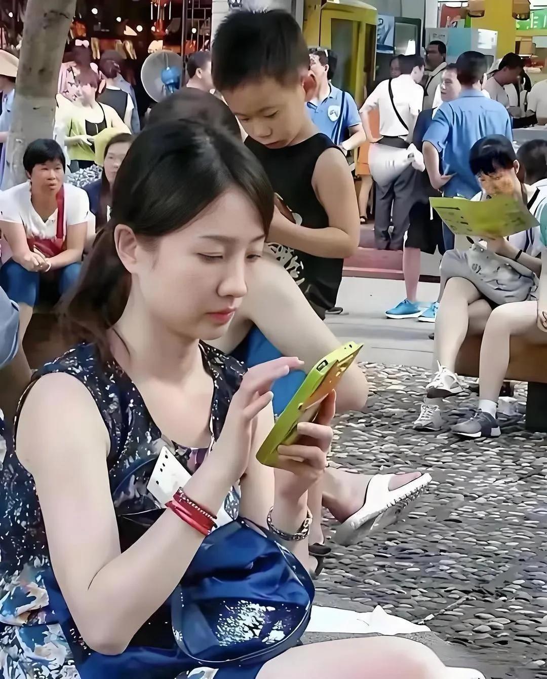 看到一位很特别的家长，被她惊艳的容貌惊呆了！简直太好看了！