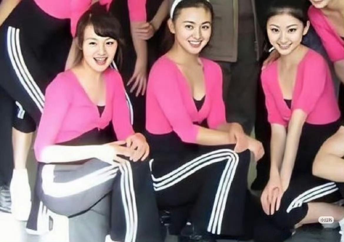 中间是谁也挺漂亮的 ​​​