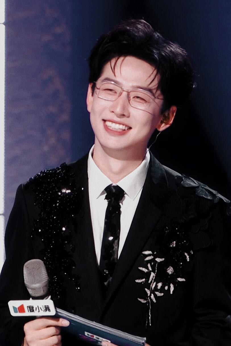 齐思钧主持能力单看这两天齐思钧帮姐姐们宣布淘汰结果这件事，就能感觉到他是一个专业