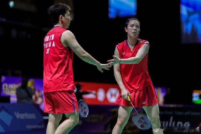 印尼大师赛混双首轮，郭新娃/陈芳卉以22-20、21-16击败中国台北选手刘广珩