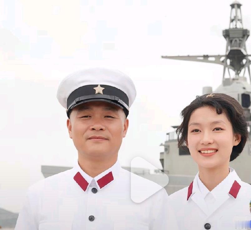 1978年，杜义德将军于东海舰队驻地和女儿合影，旧照留存珍贵瞬间，将军身旁女儿容
