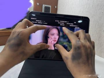 赵今麦是去挖煤了吗被麦麦这条微博笑到！黑乎乎的双手对着平板里徐迟，玩梗生活向徐迟