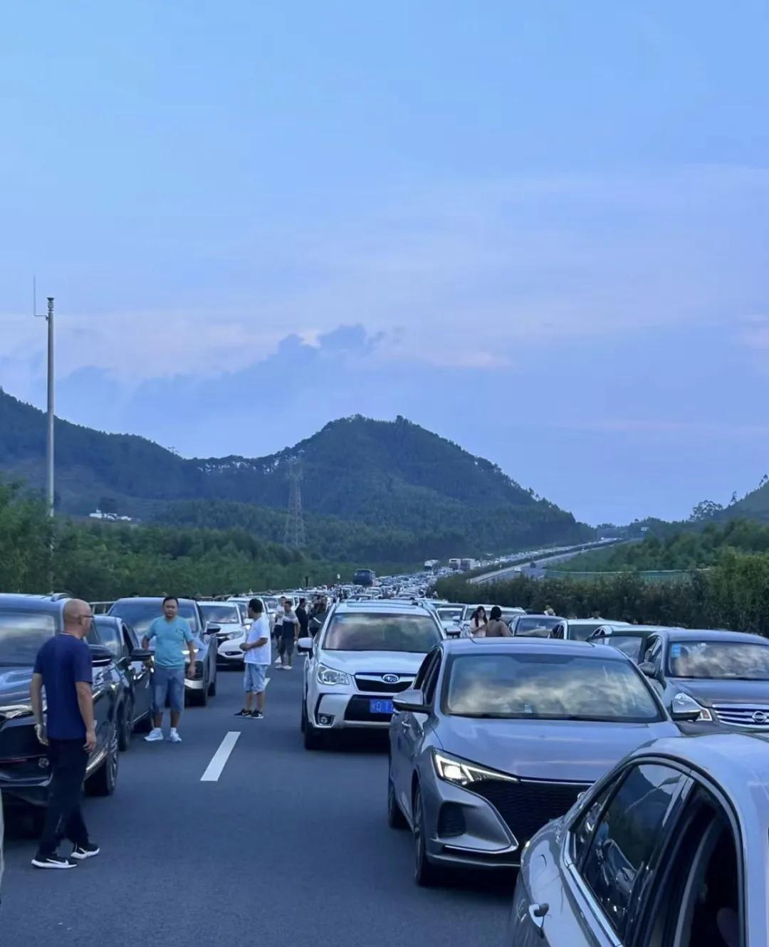 国庆节出行，前方堵车，你有没有想过，堵车时第一辆车究竟在干嘛？

1，龟速占最左