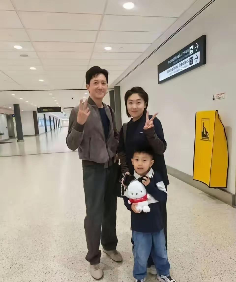在飞机场偶遇一位明星
他真是太帅气了，身材很健硕，和粉丝合影照一点也没有明星架子