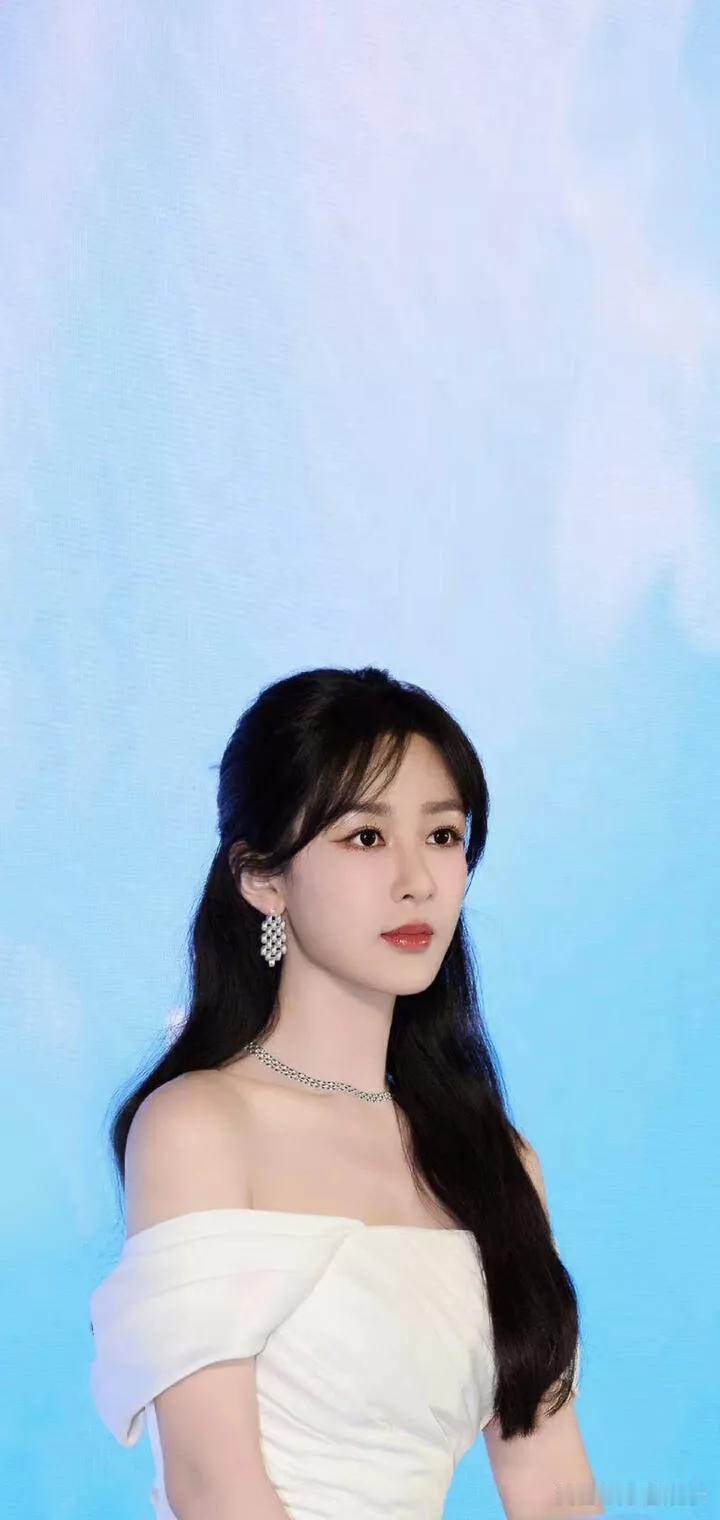 优雅白裙仙女，梦幻蓝色背景，唯美动人。