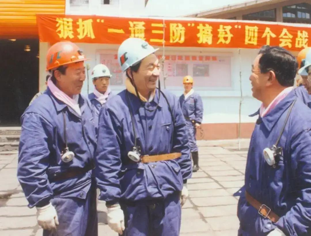 这是1992年5月21日，国务院副总理兼国务院生产办公室主任、党组书记朱镕基同志