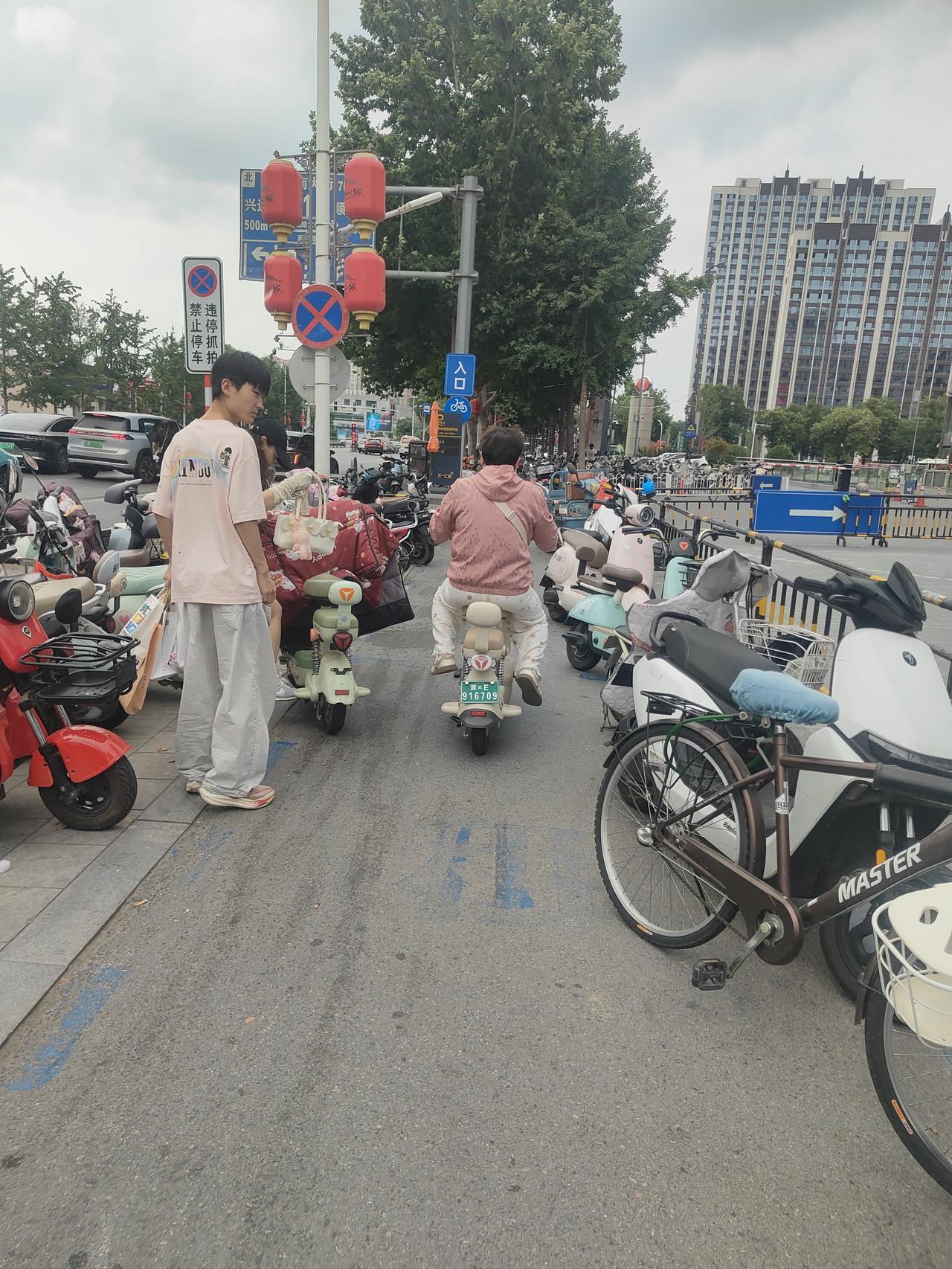 刚刚因为邢台限号又骑上来了自己的小电驴，这次路过咱们邢台繁华的商业中心的时候没想