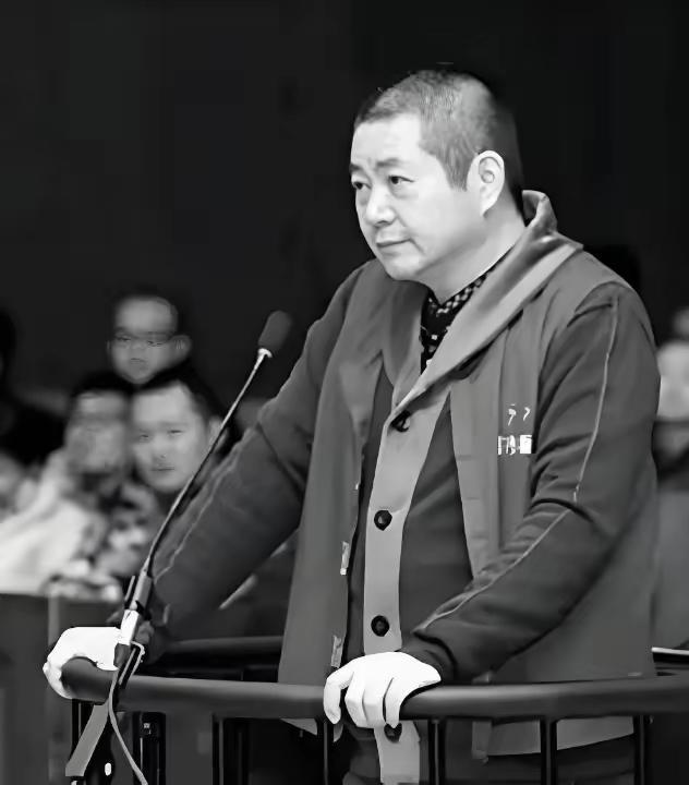 杭州铁笼沉尸案的卷宗里，有一个足以撕裂常人认知的细节：当庭审现场播放受害人像胎儿