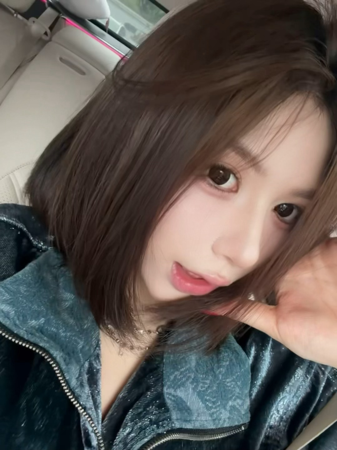 没拿化妆品 喊的上门化妆师 果然比我自己画的妆精致.. 手残党