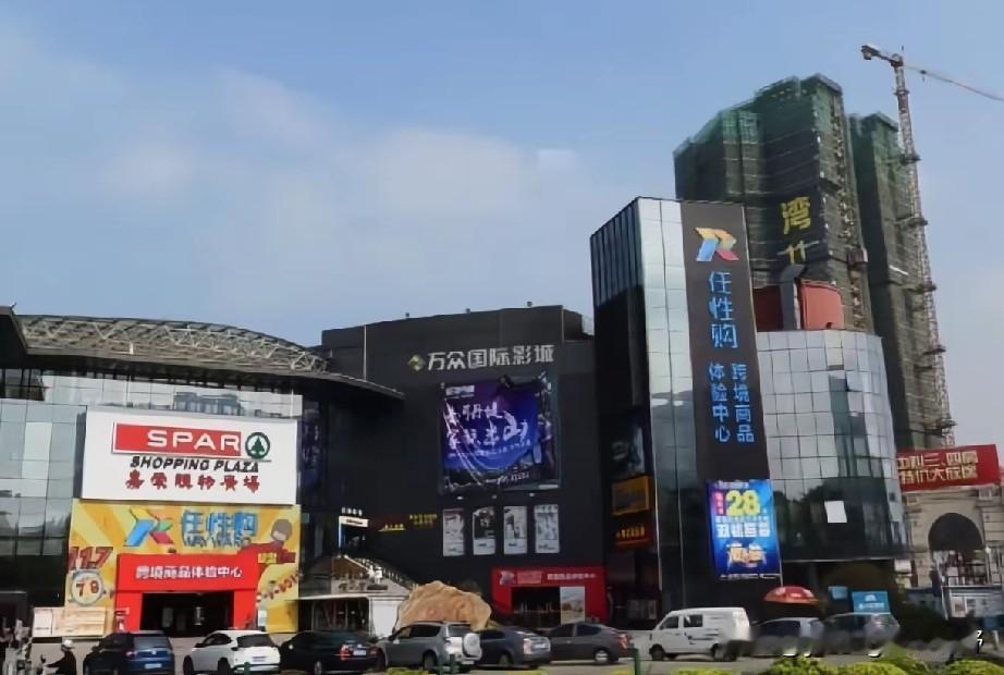 10年前左右的广州南沙华汇广场。华汇广场位于南沙区进港大道，是南沙建区后较早新建