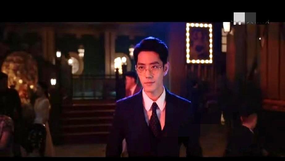 肖战那部还没播的民国谍战剧《谍报上不封顶》，火得挺早的。36小时预约量破200万