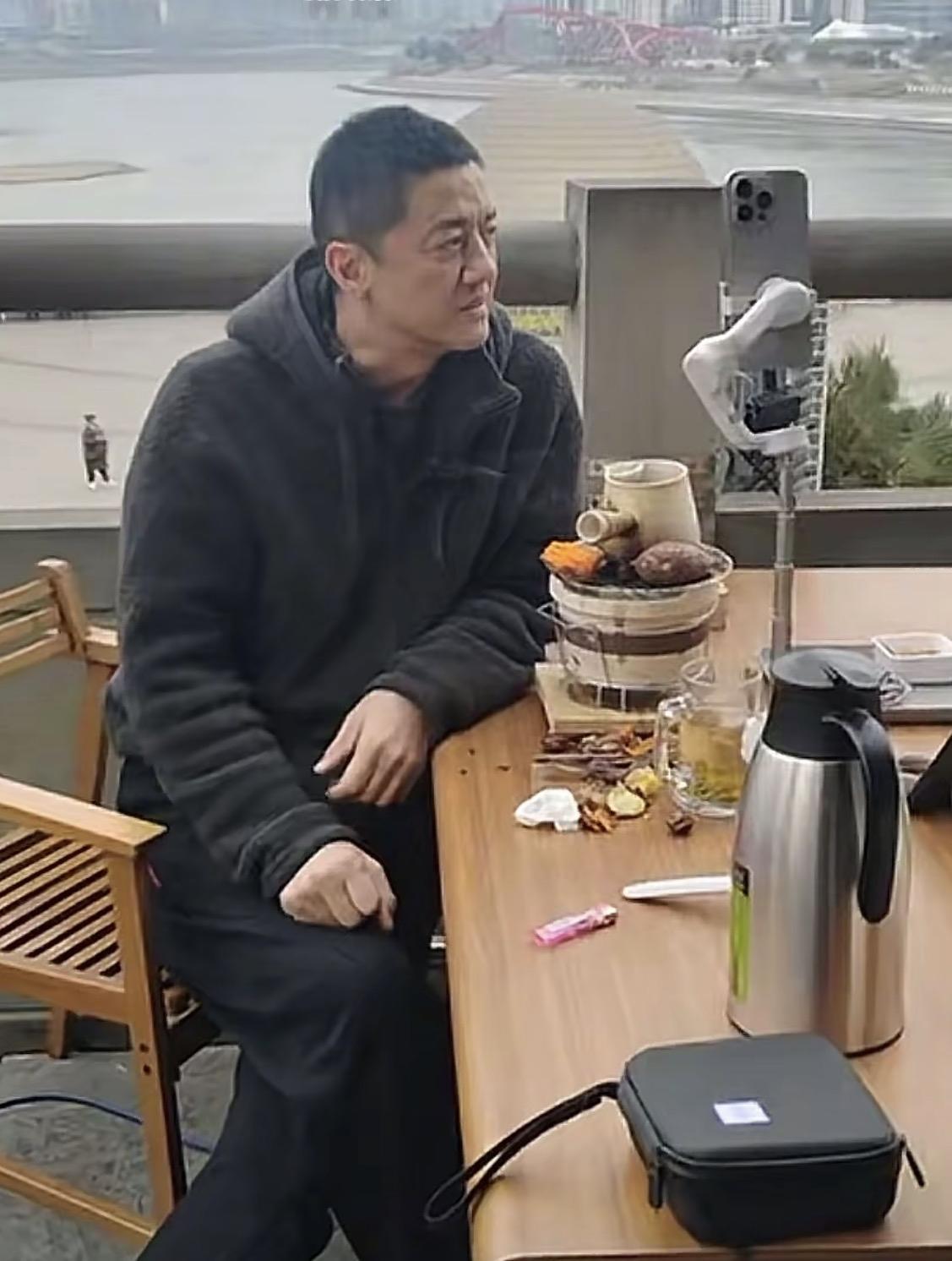 哎我去！这李亚鹏也太实在了，居然在媒体面前说做公益和直播带货是两码事儿！

公益