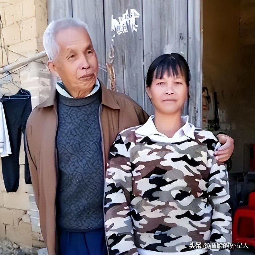 1994年，49岁梁二将19岁女工友带回村，随后两人开始疯狂造人，短短21年，两