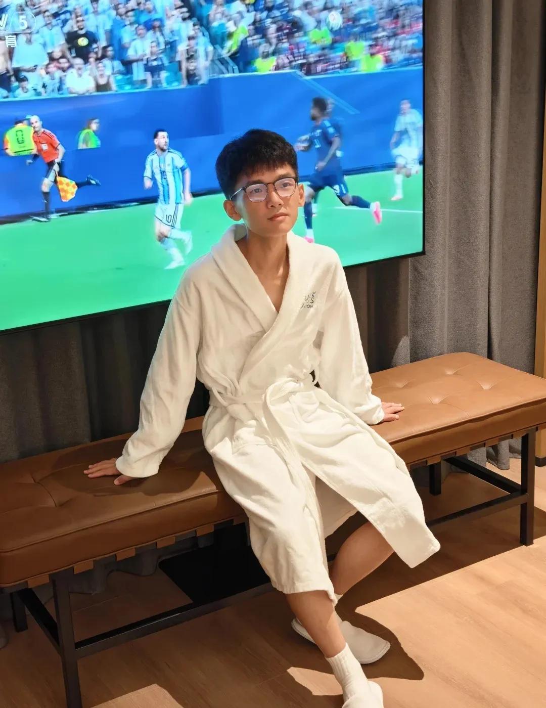 夏日生活打卡季午后的健身房像一个被切割出来的空间，空气里混着金属味和汗水的热度。