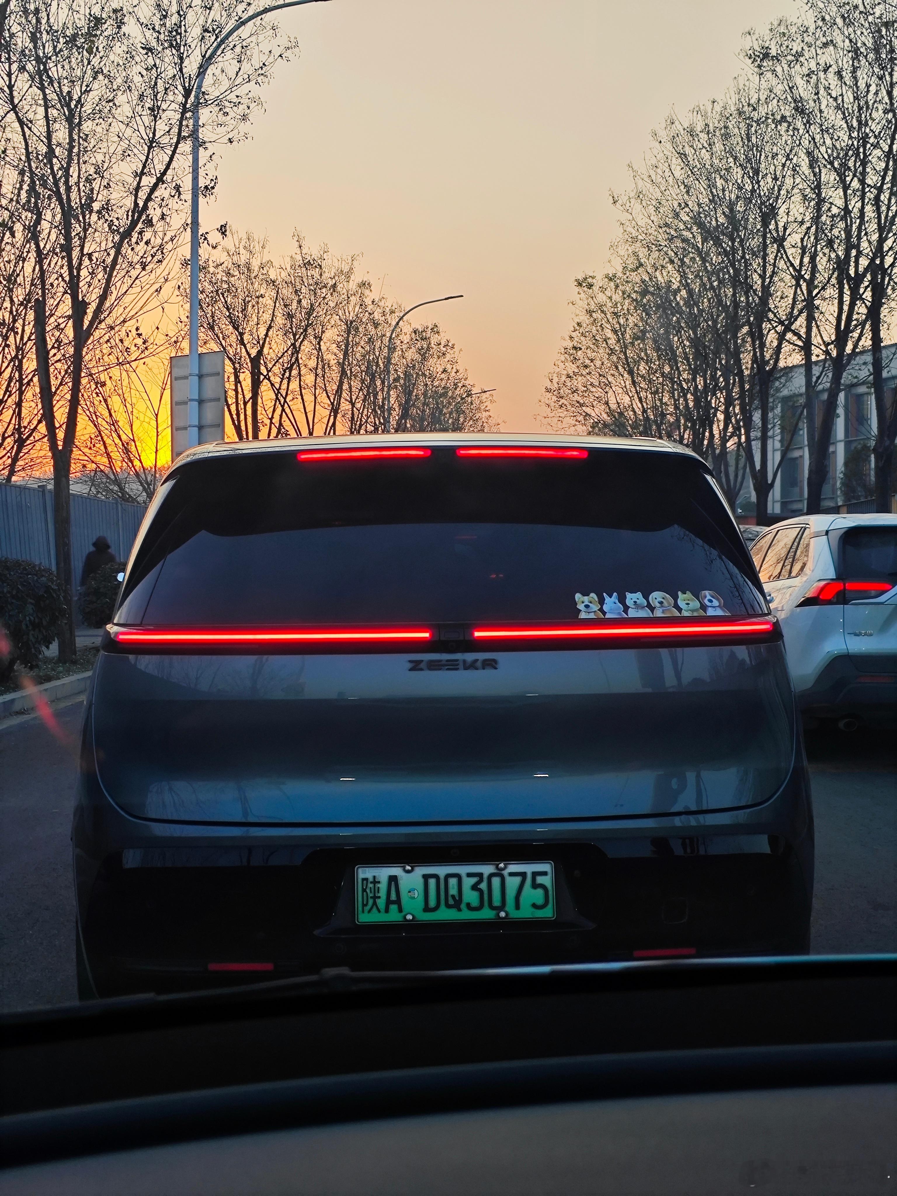 早上送娃又遇到这台极氪MIX，还是很漂亮的，绝对算得上吉利的技术验证车吉利汽车极