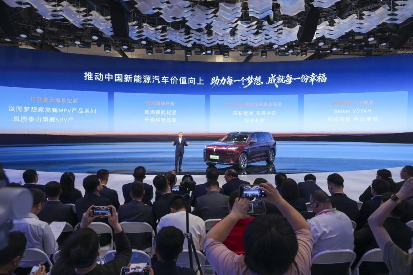 北京车展岚图这是火力全开啊，不玩噱头全靠硬实力出圈，品牌加码纯电赛道，计划202