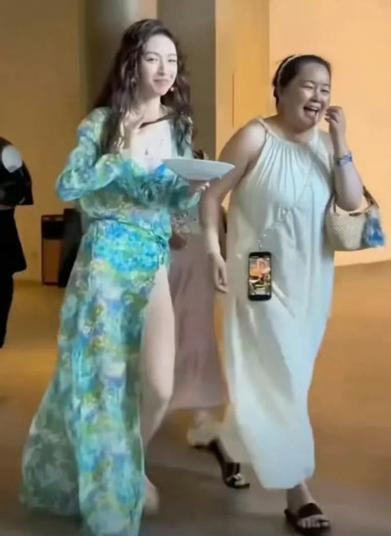 钟楚曦这身材惊为天人啊，穿个拖鞋都这么好看，边走边吃好放松的感觉 ​​​